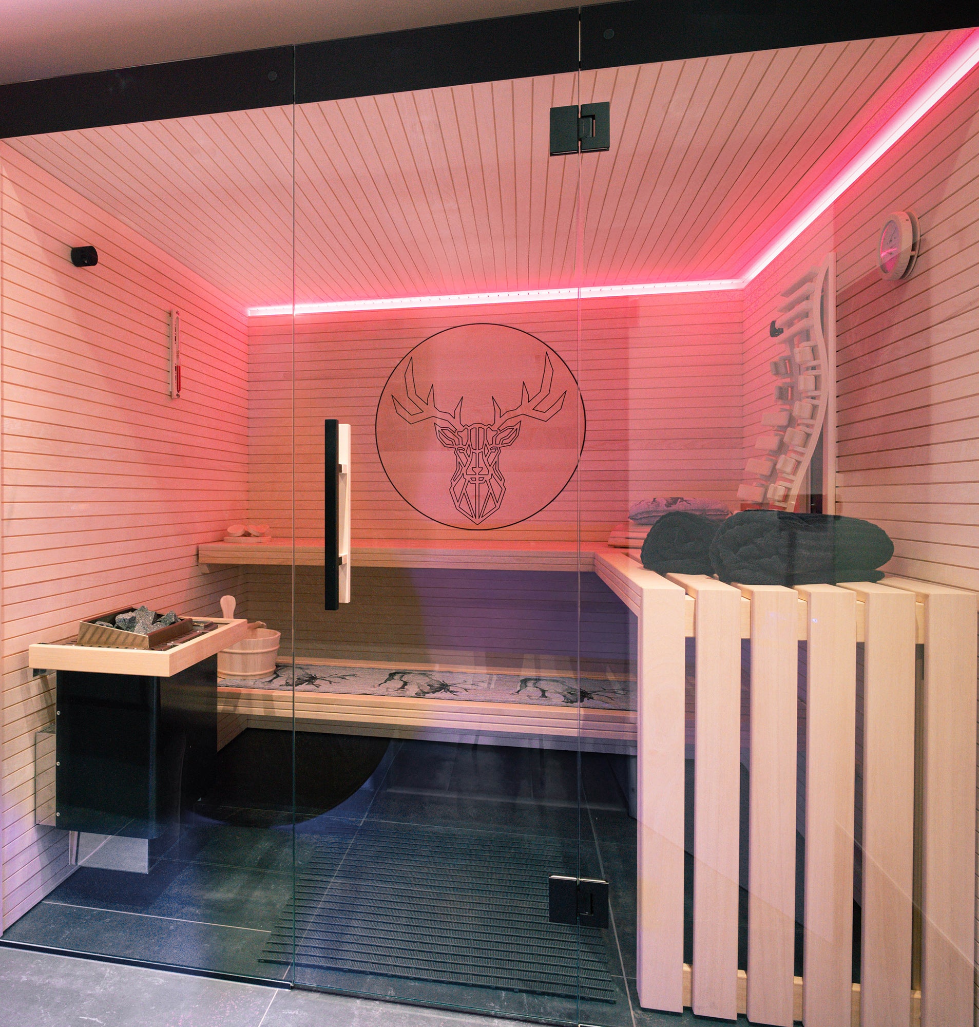 Private Sauna in Mahlberg mit Hirschmotiv, Farblicht und Infrarotsitz