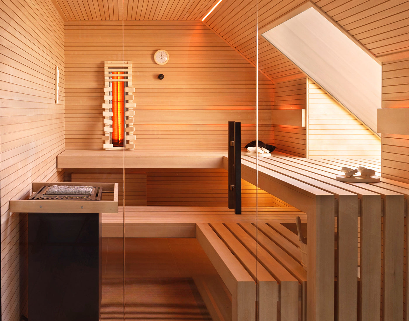 Innensauna mit Dachschräge, Infrarotsitz und integriertem Dachfenster