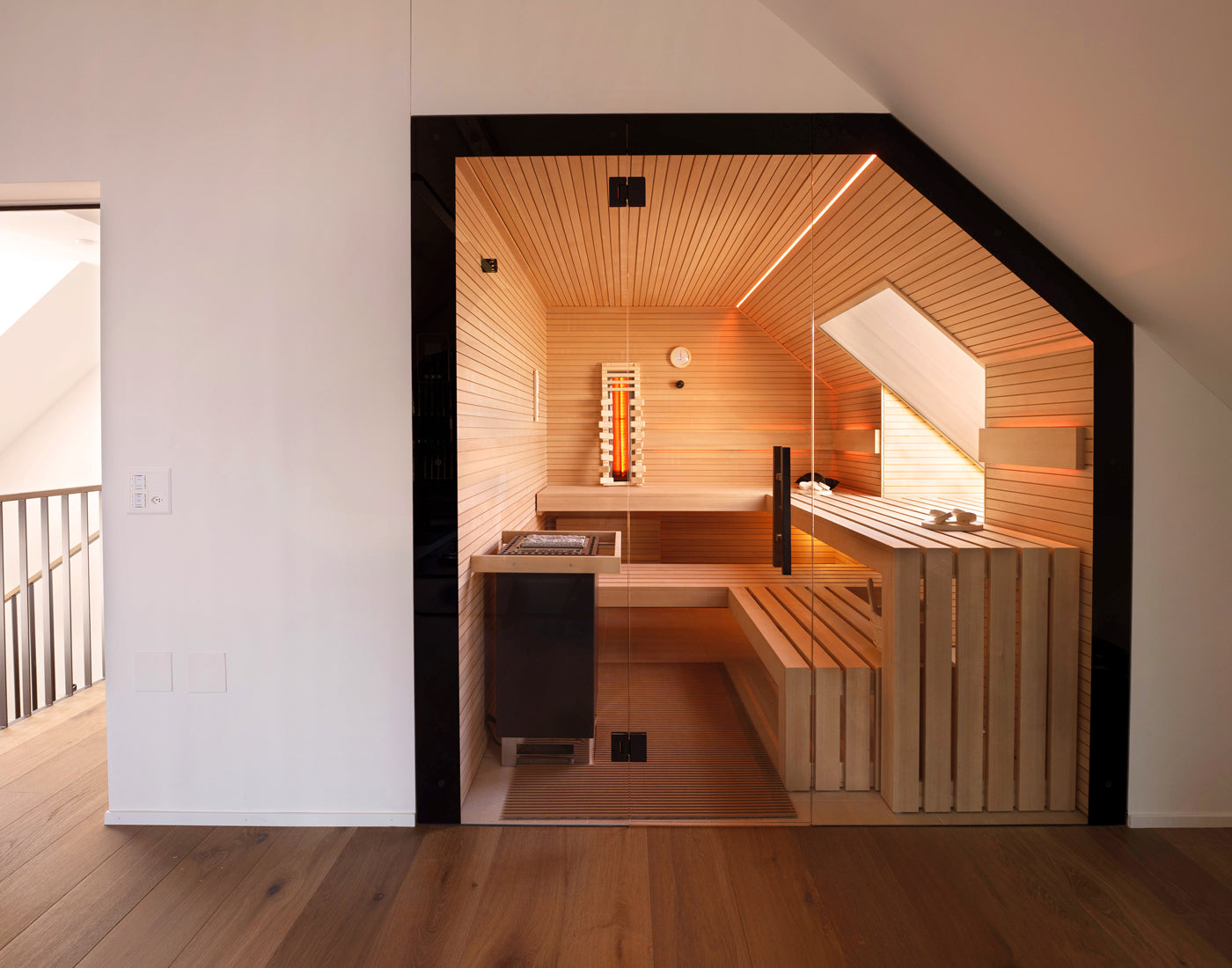 Innensauna in Wohnraum mit Dachschräge, Infrarotsitz und integriertem Dachfenster