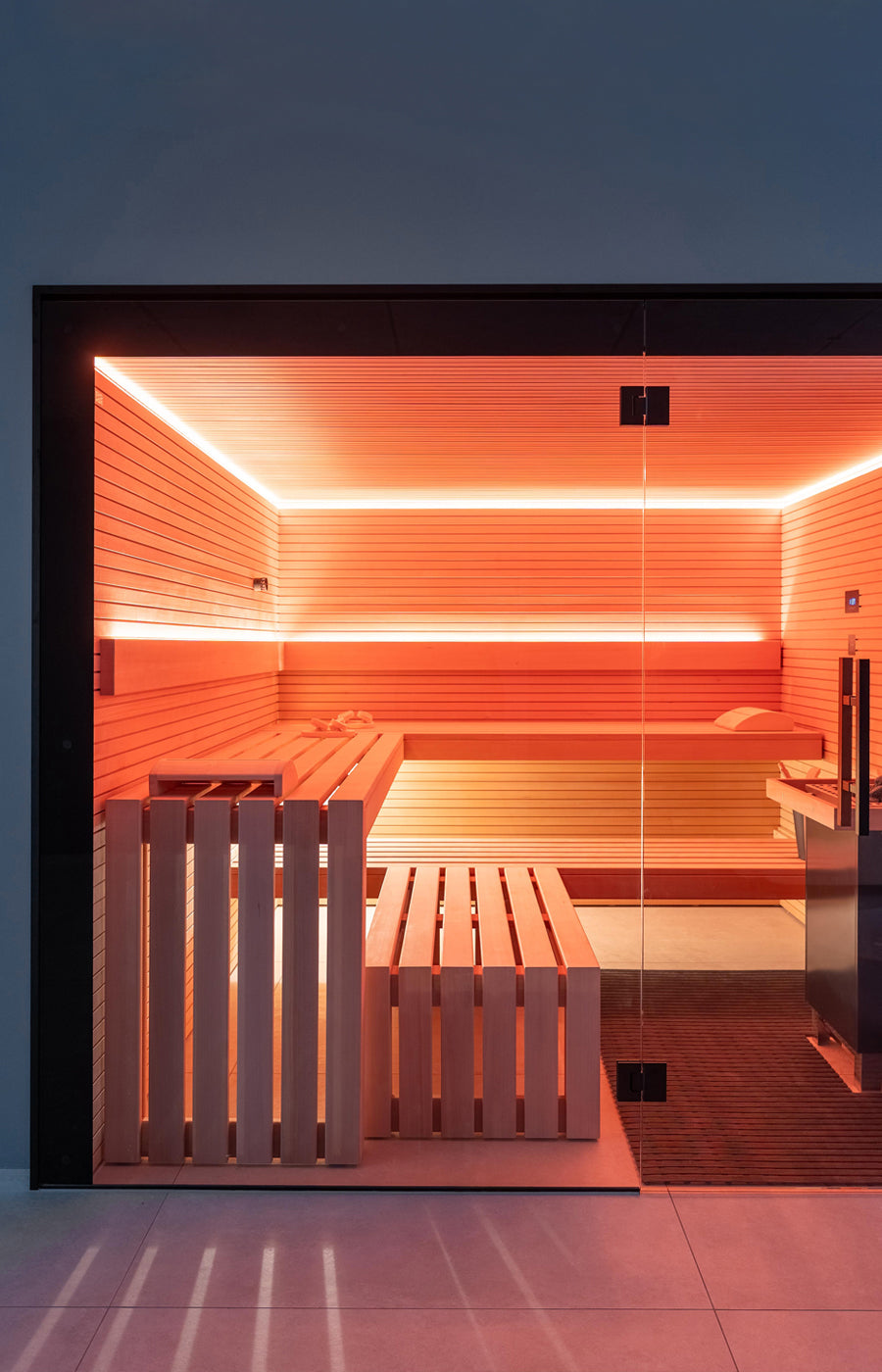 Moderne Innensauna in Stabprofilholz mit Farblicht