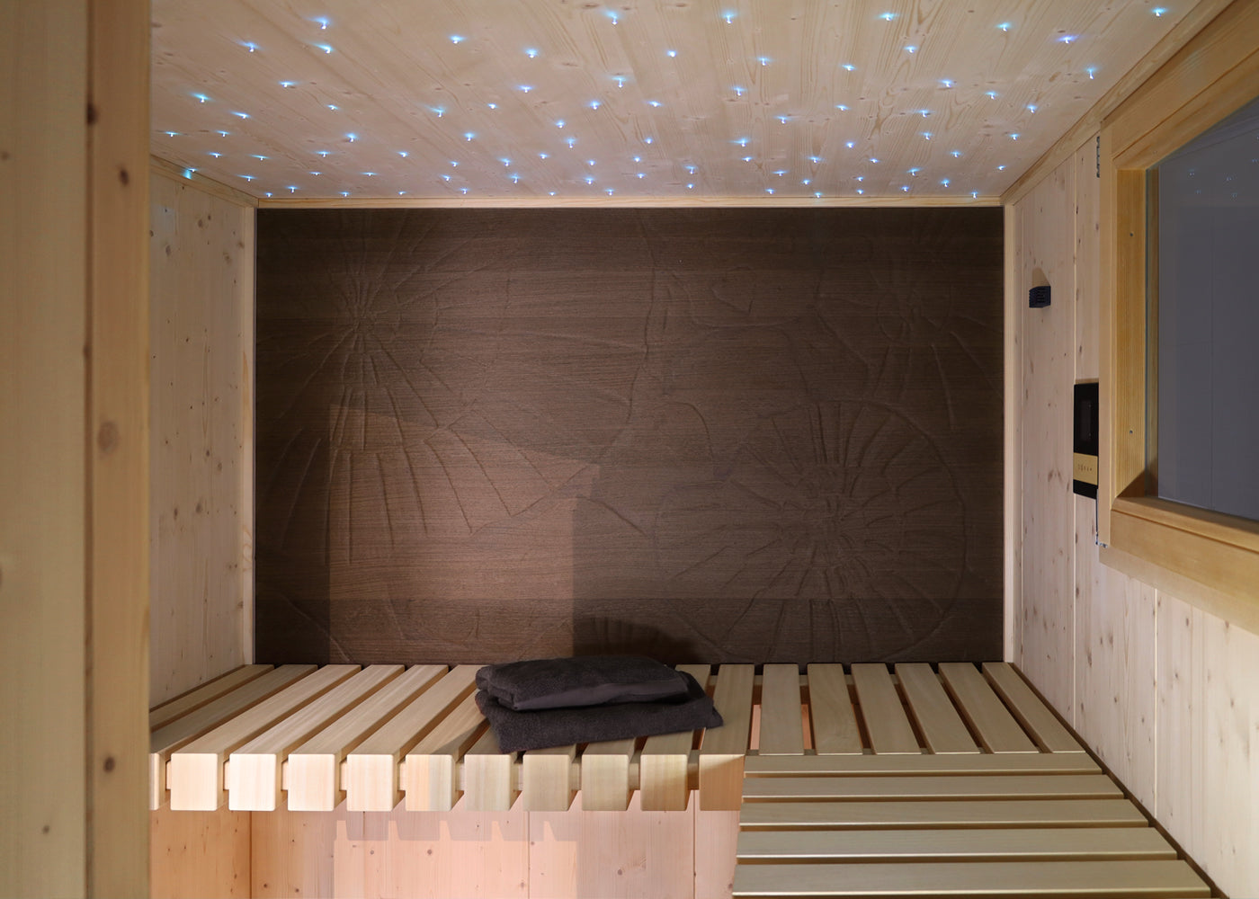 Außensauna aus massivem nordischen Fichtenholz, Sternenhimmel, Holzwand Saunaboard Colour Black, mit Prägeoberfläche Fossil Art