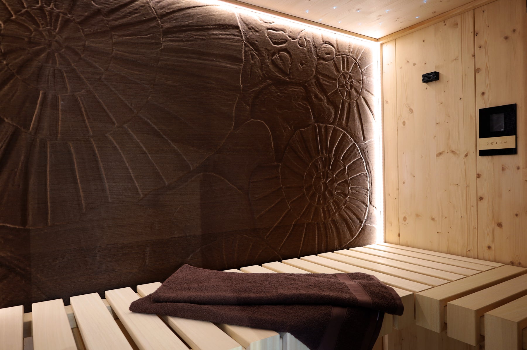 Außensauna aus massivem nordischen Fichtenholz, Holzwand Saunaboard Colour Black, mit Prägeoberfläche Fossil Art