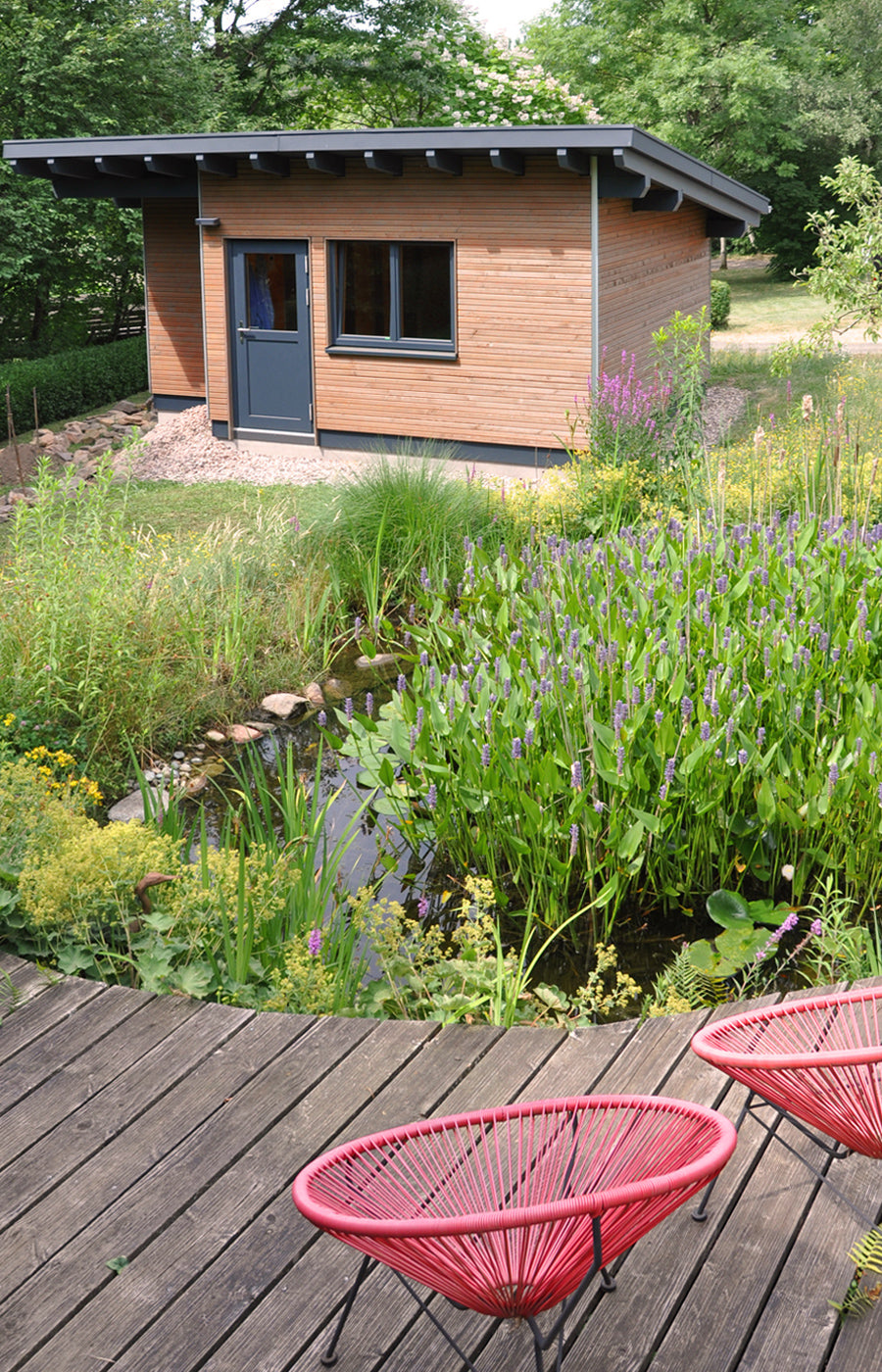 Außensauna im Garten, Teich, Natur, Blumen