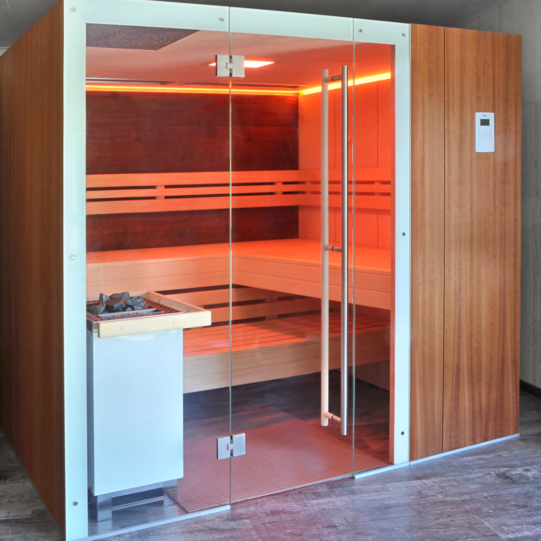 Saunamodell Plata mit Glasfront, Altholzwand und Infrarotlicht an Decke