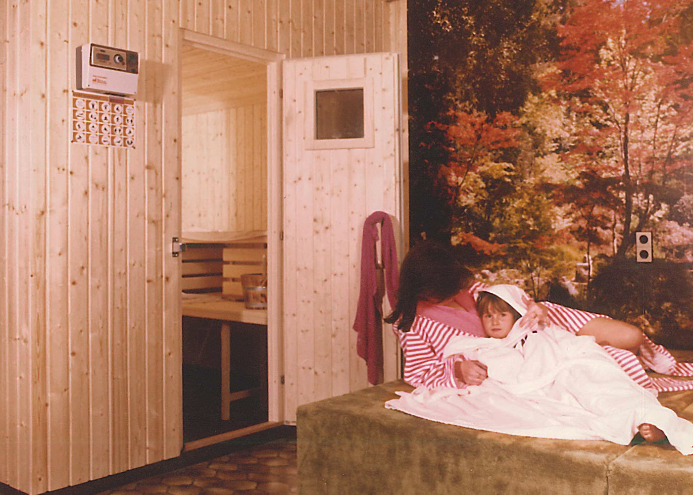 Sauna in Fichtenholz, 80er Jahre in Wohnraum mit Frau und Kind, Fototapete