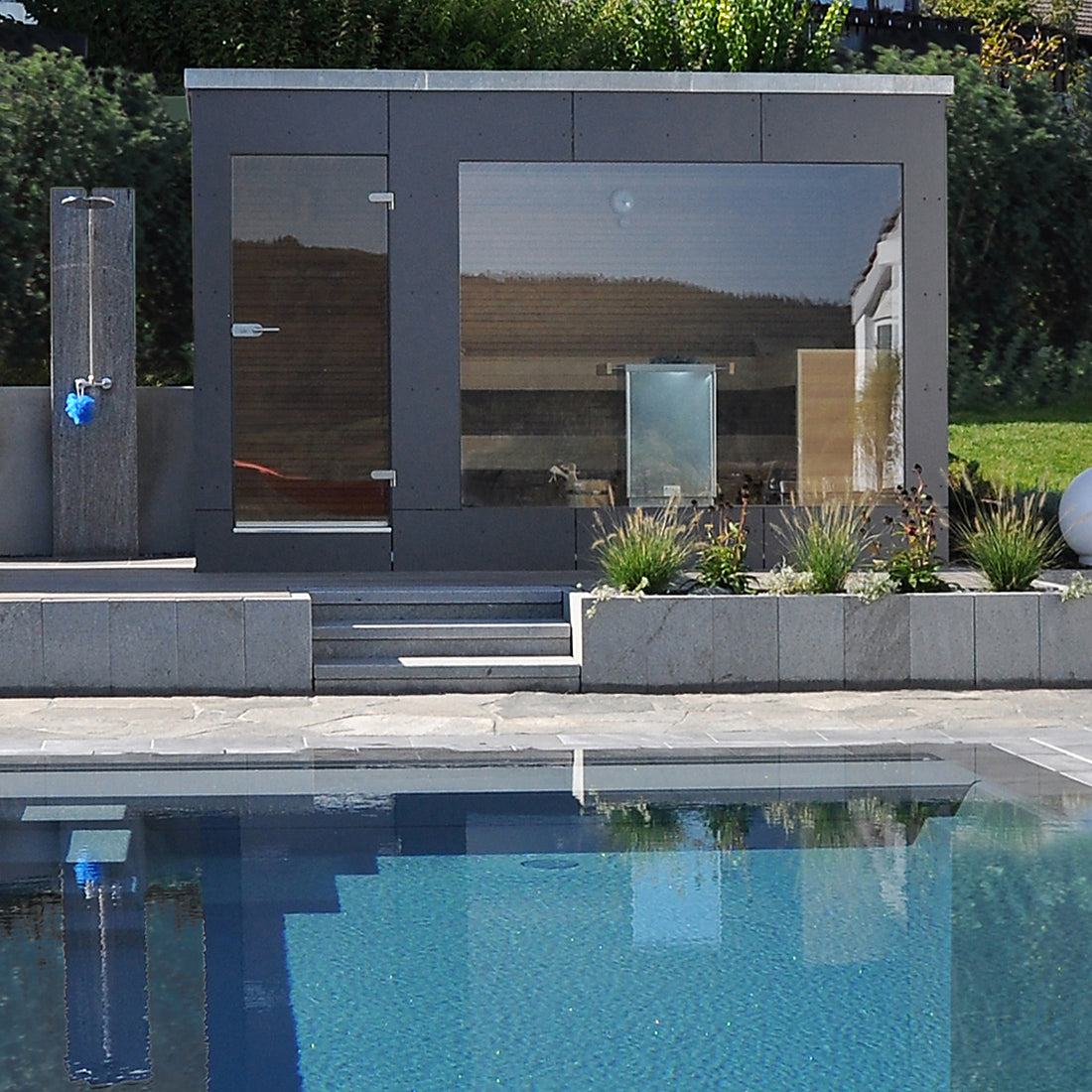 Außensauna mit Fassadenplatten in Anthrazit im luxuriösen Poolbereich