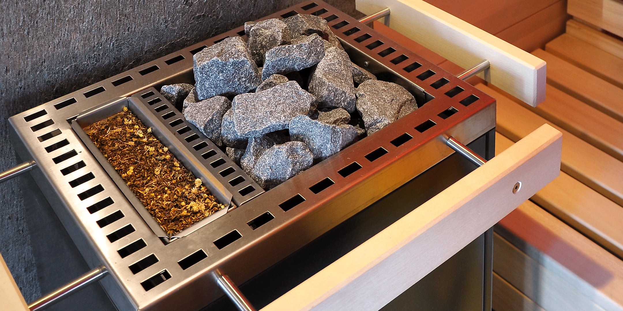 Biosaunaofen, Saunasteine und Kräutersieb mit Kräutern