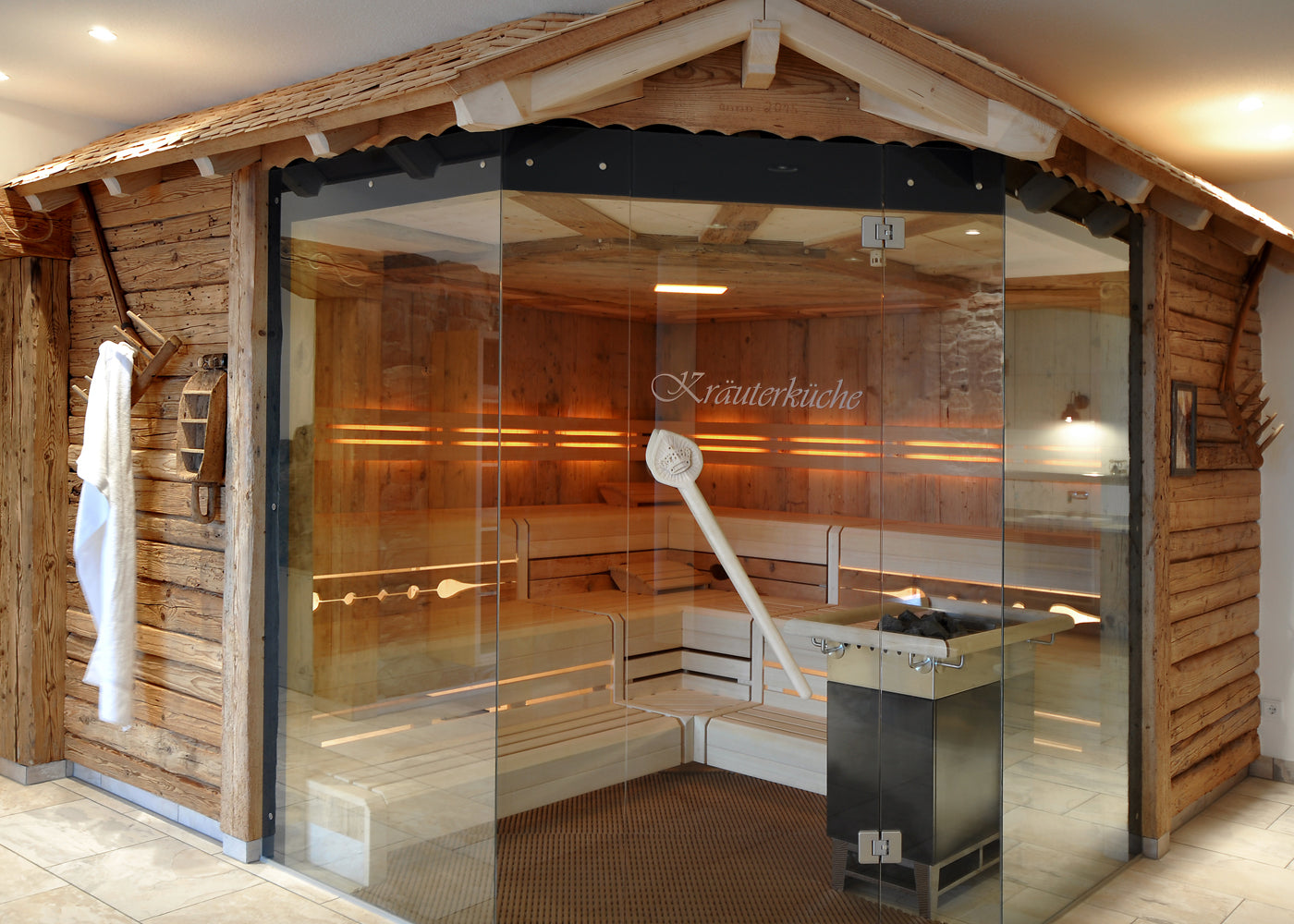 Hotel Krone Wiechs, Biosauna mit alten Balken und Holzverzierungen