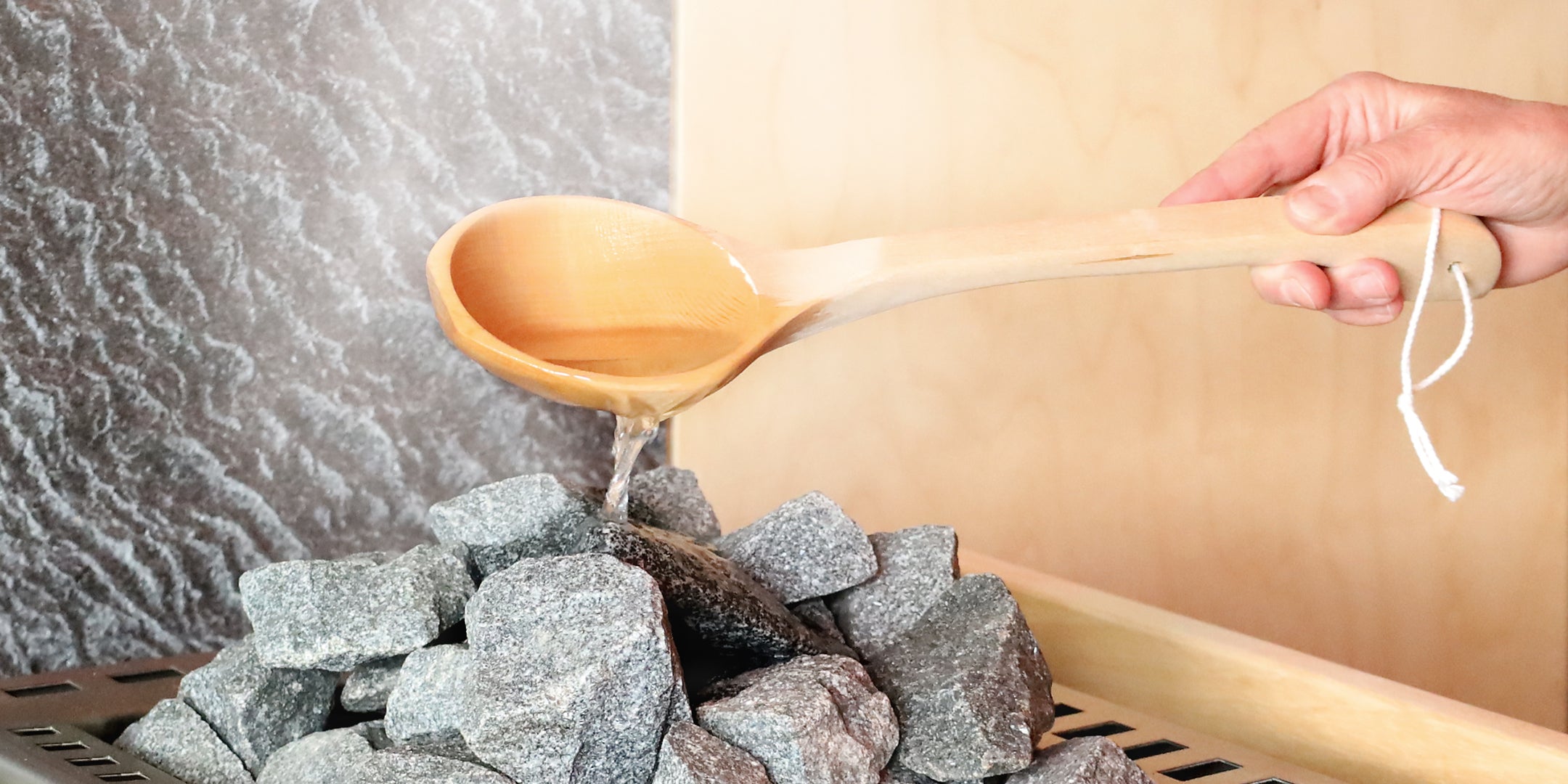 Finnische Sauna, Saunaaufguss mit Kelle