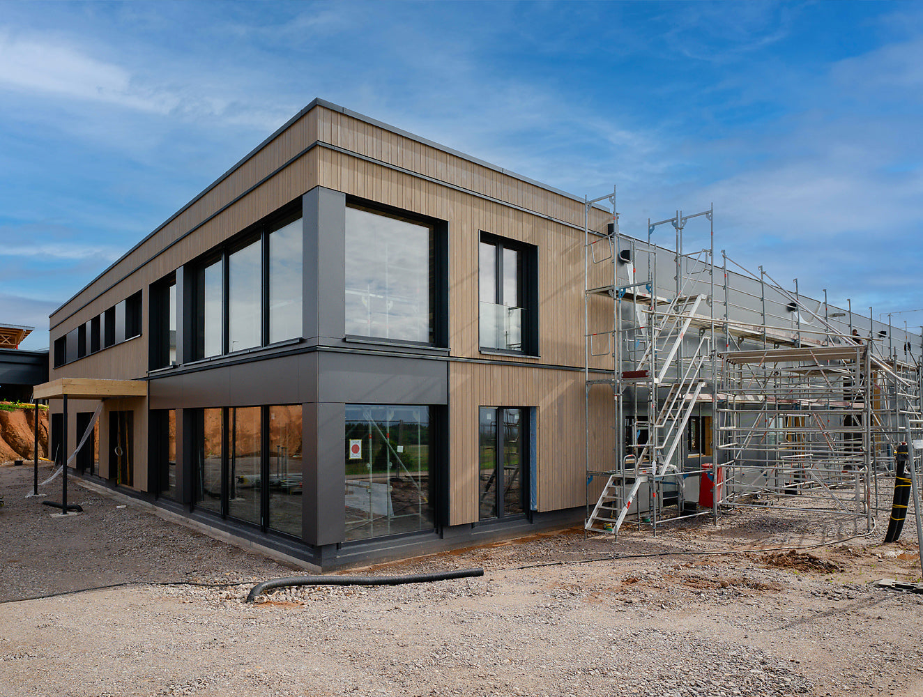 Neubau des neuen Fimensitzes in Rickenbach; helle Büroräume, neue Ausstellungsräume und große Werkstatt