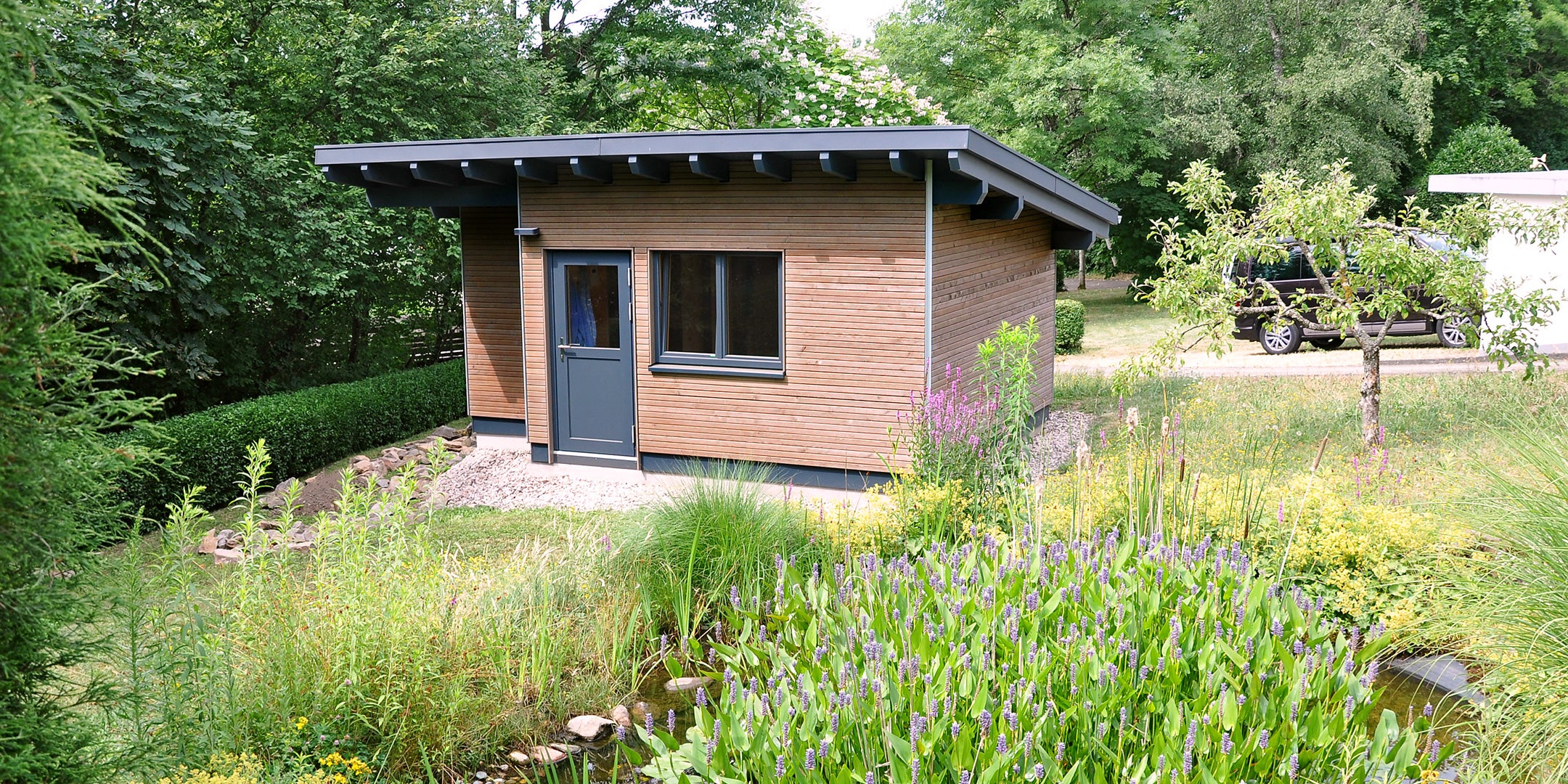 Außensauna im Garten, Teich, Natur, Blumen