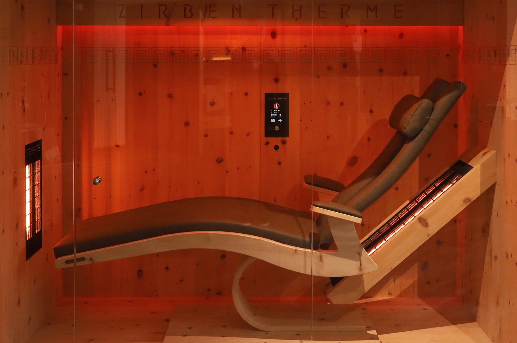 Infrarot bei Manz Döbele, Infrarot-Wärmeliegen, „Prima Single” Infrarotkabine, Zirben-Therme