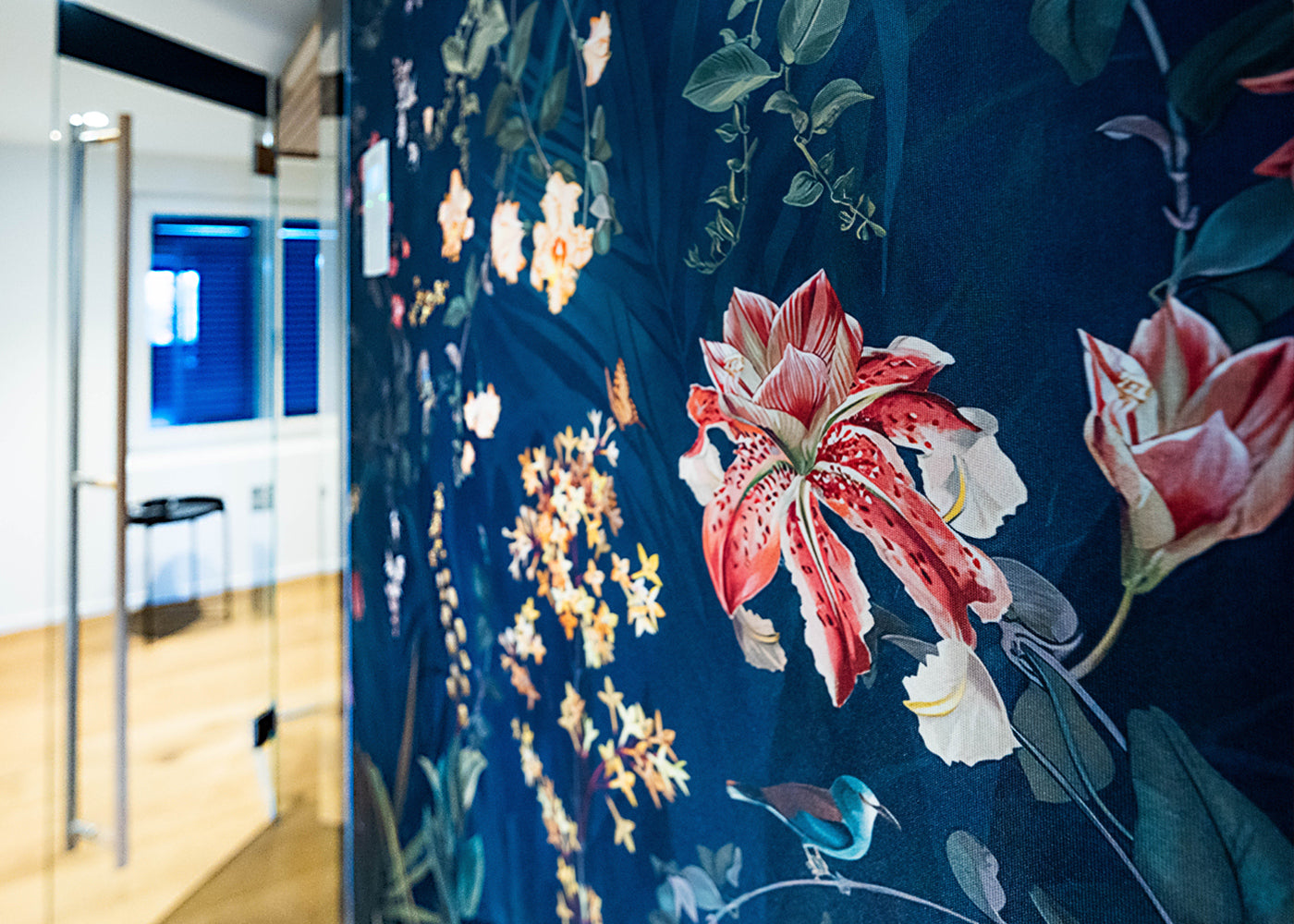 Private Sauna in Bözberg. Außenverkleidung mit floralem Muster, exotisches Ambiente im Badezimmer