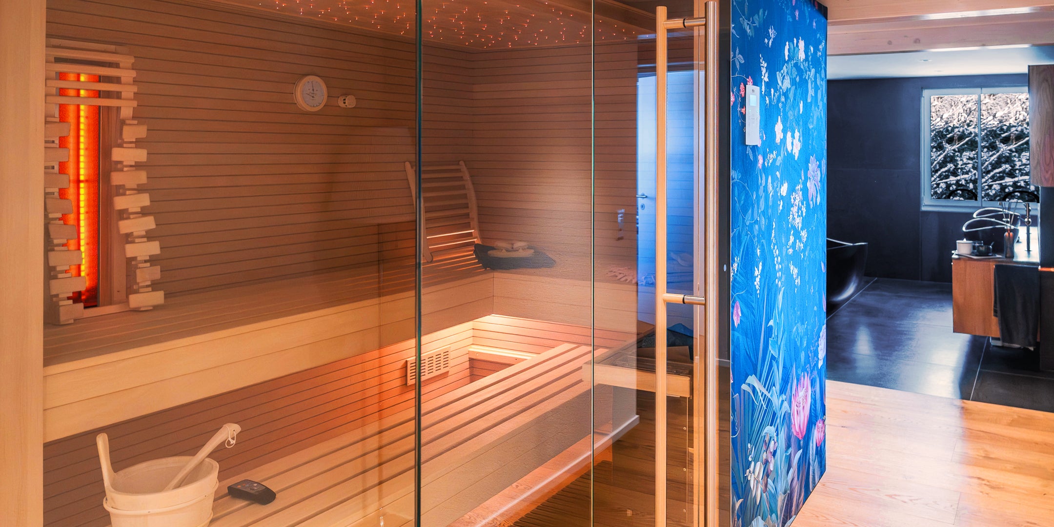 Innensauna mit Sternenhimmel, Infrarotsitz, Außenverkleidung mit floralem Muster