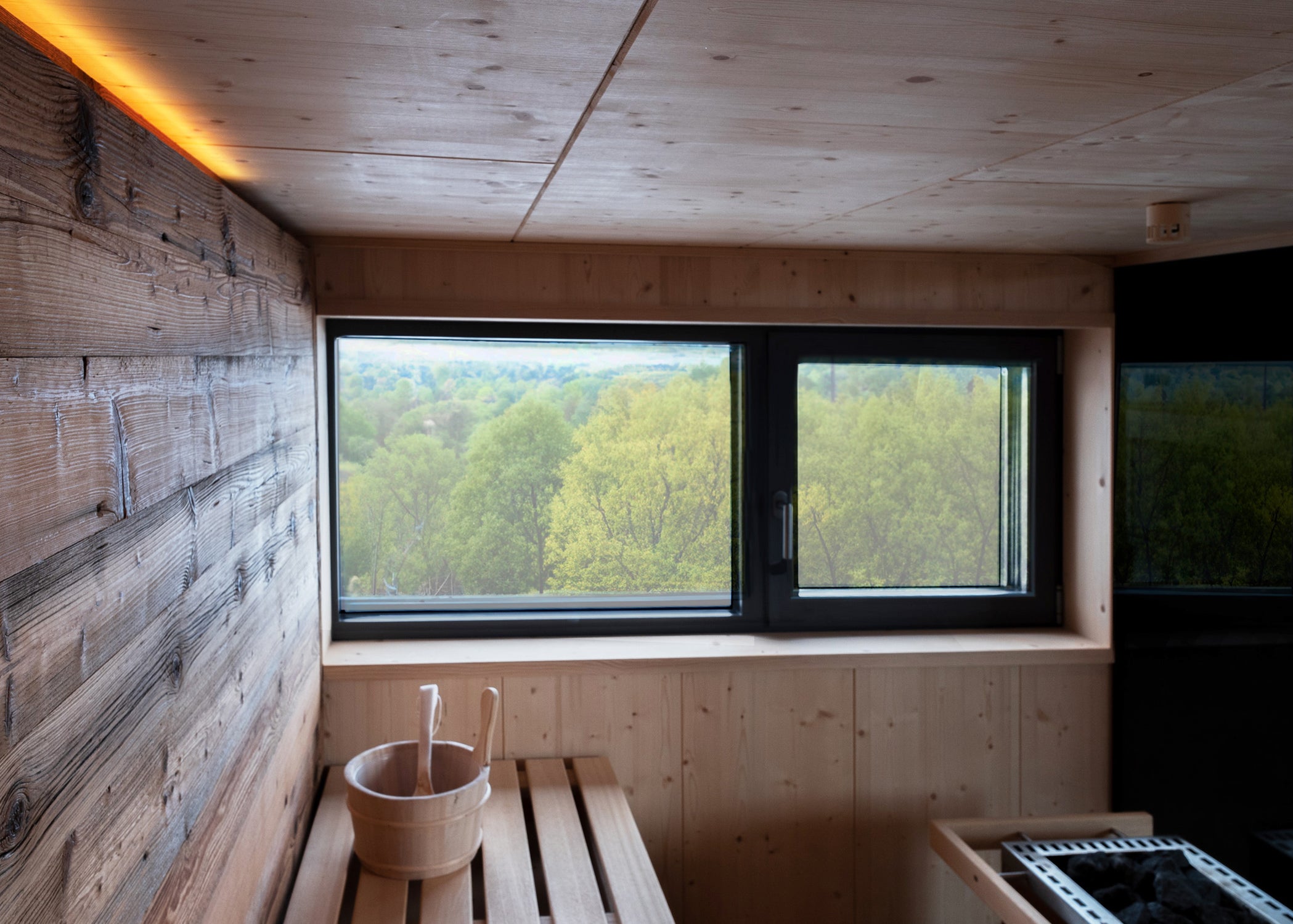 Innensauna mit integriertem Fenster und Altholz, Breisach