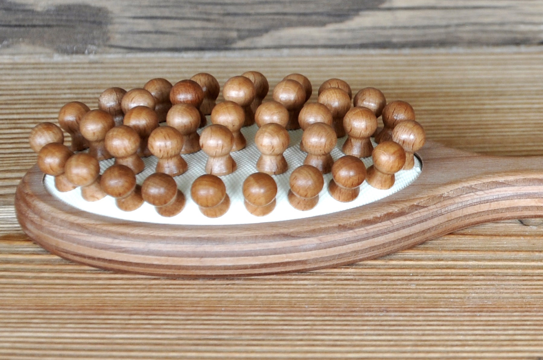 Sauna-Massagebürste aus Buchenschichtholz mit Holznoppen