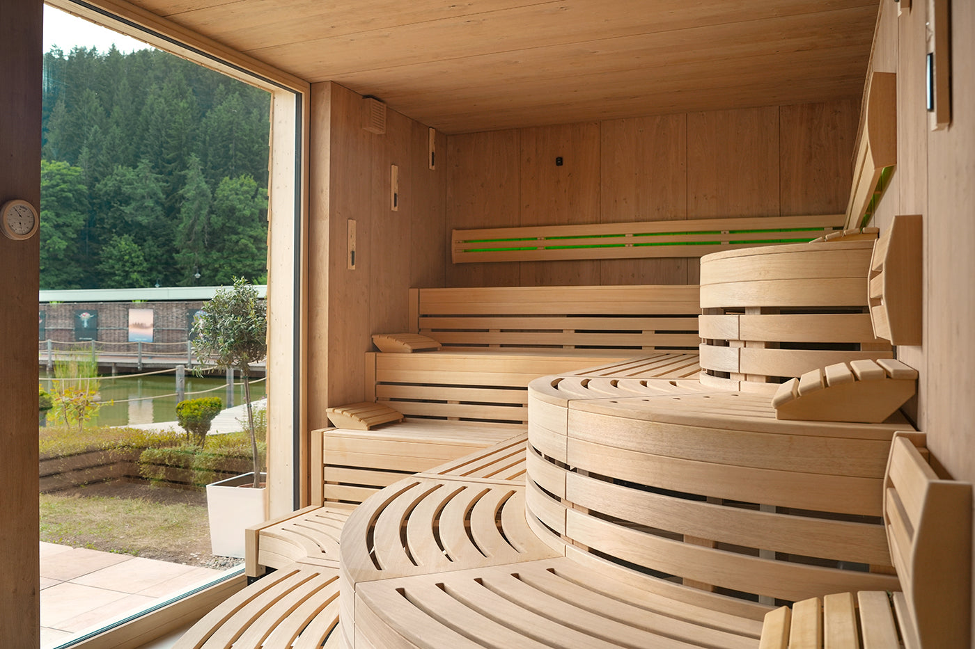 Badeparadies Titisee-
Neustadt, Referenzbeispiel Biosauna mit gerundeten Saunabänken und integriertem Panoramafenster