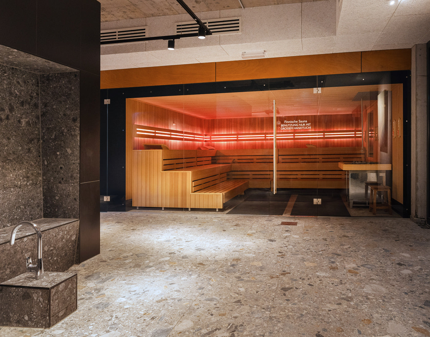 Referenzen gewerblich, Rückgrat Bad Krozingen, Fitnessstudio, Finnische Sauna mit Aufgussautomatik, Biosauna