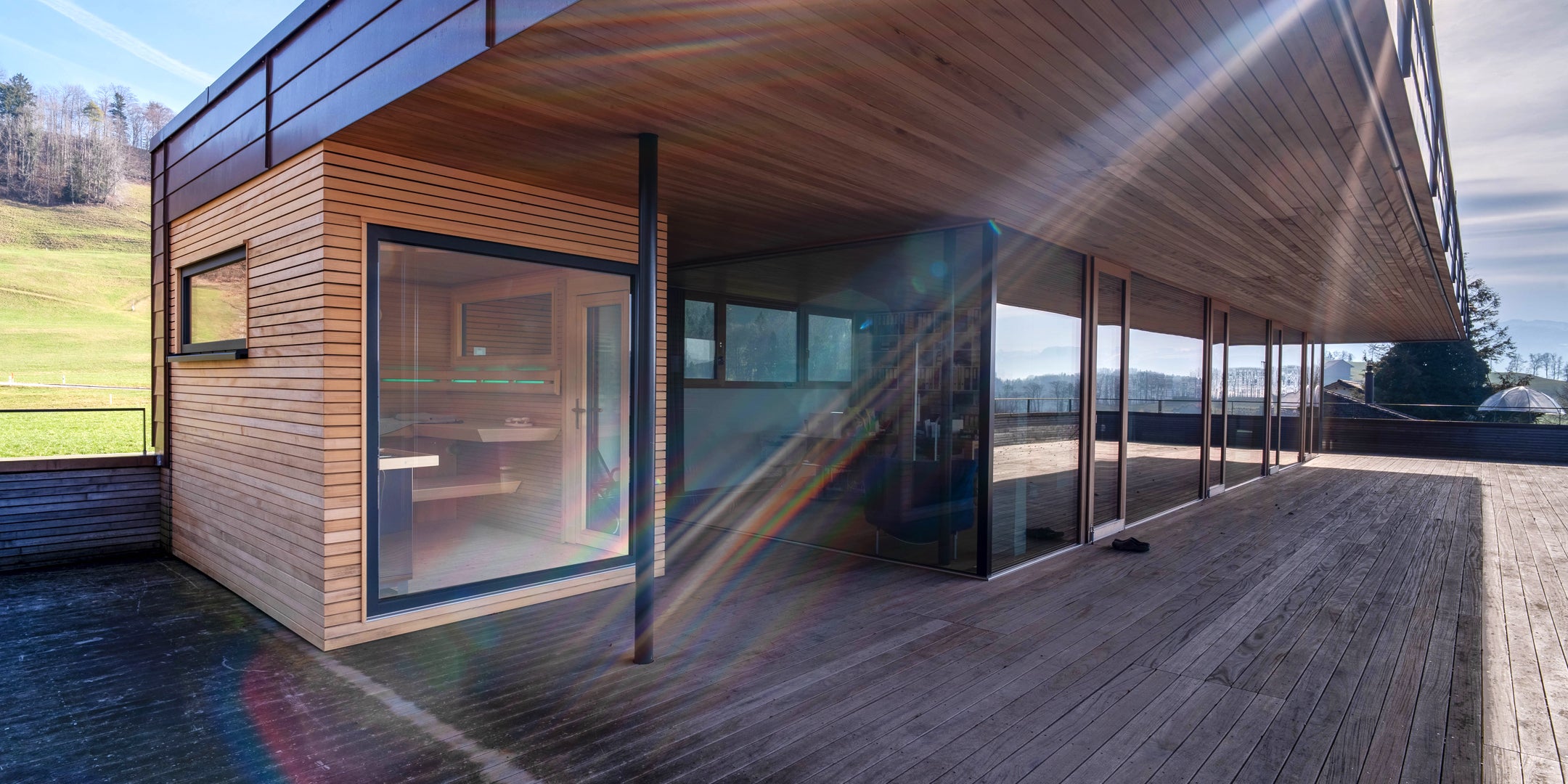 Außensauna in Gebäudekomplex, großzügige Terrasse mit Wohnraum