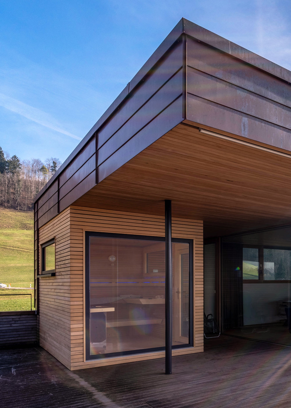 Außensauna in Gebäudekomplex, großzügige Terrasse