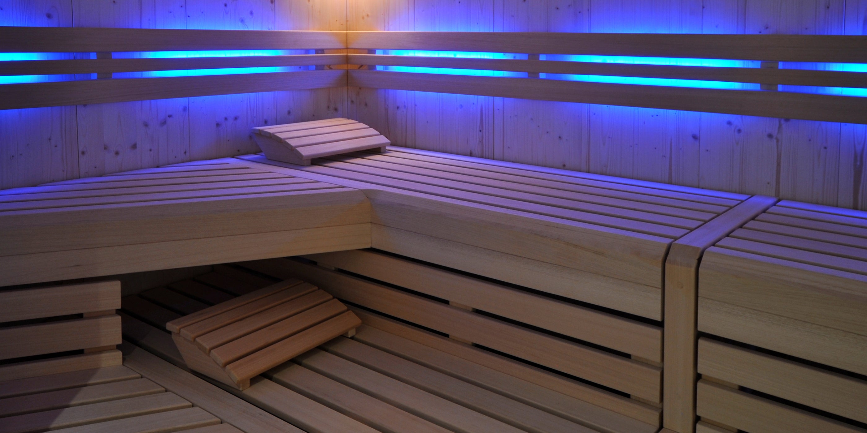 Sauna auf Maß, individuell zugeschnittene Sauna mit abgeschrägten Saunabänken, Rückenlehnenbeleuchtung mit Farblicht