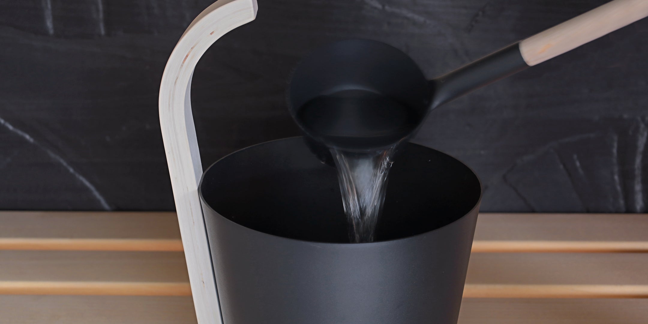 Finnische Sauna mit Aufgusstopf und Kelle, Aufgusswasser mit Saunaaufgusskonzentrat