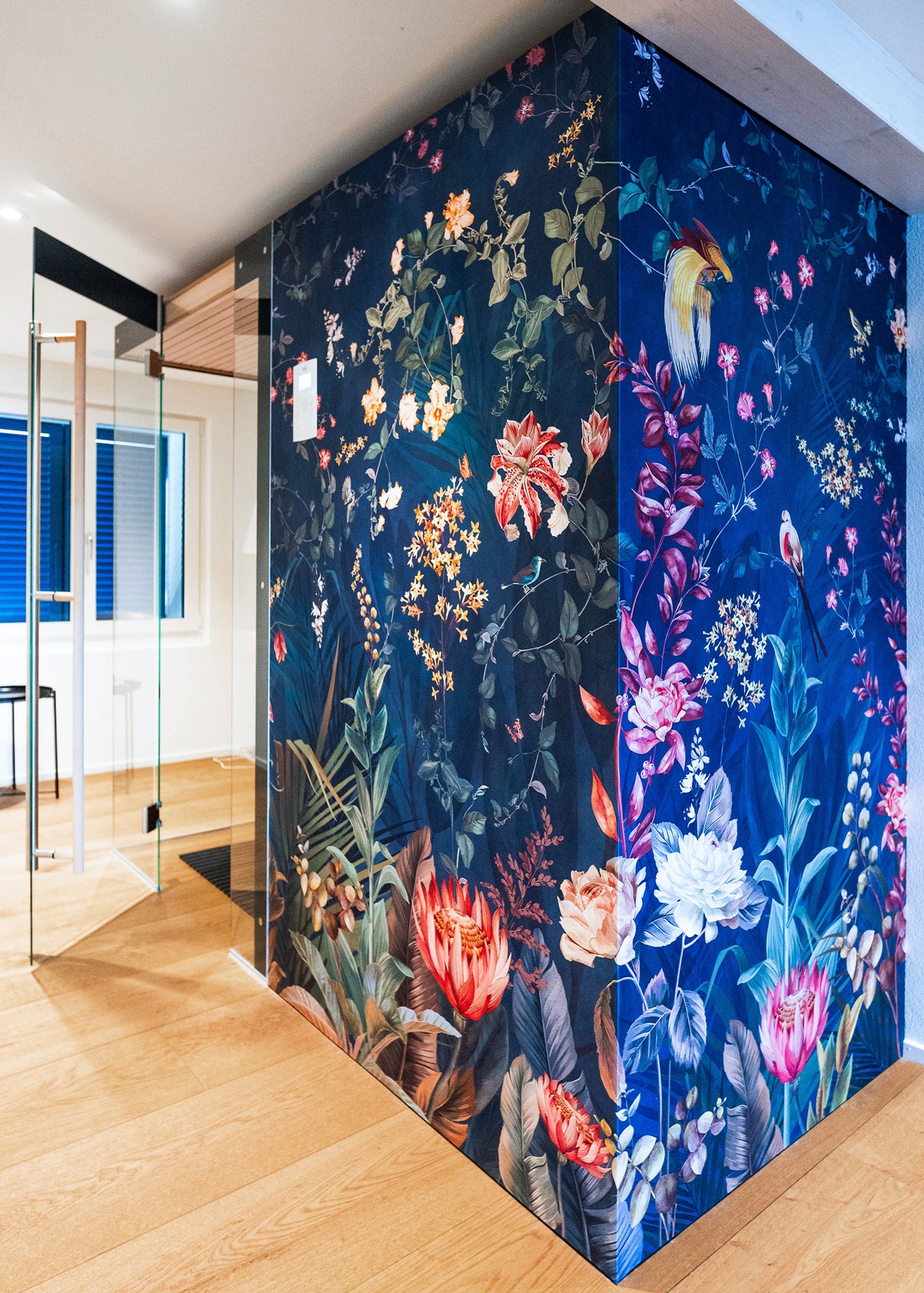 Private Sauna in Bözberg. Außenverkleidung mit floralem Muster, exotisches Ambiente im Badezimmer