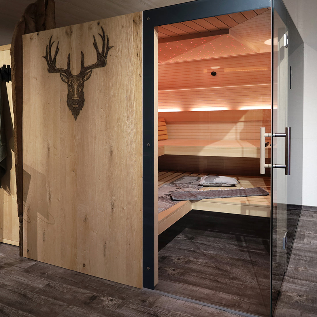 Saunamodell Classica mit eingefrästem Hirschmotiv, Hinterbankofen, Rückenlehnenbeleuchtung mit LED Wechselfarblicht, Sternenhimmel