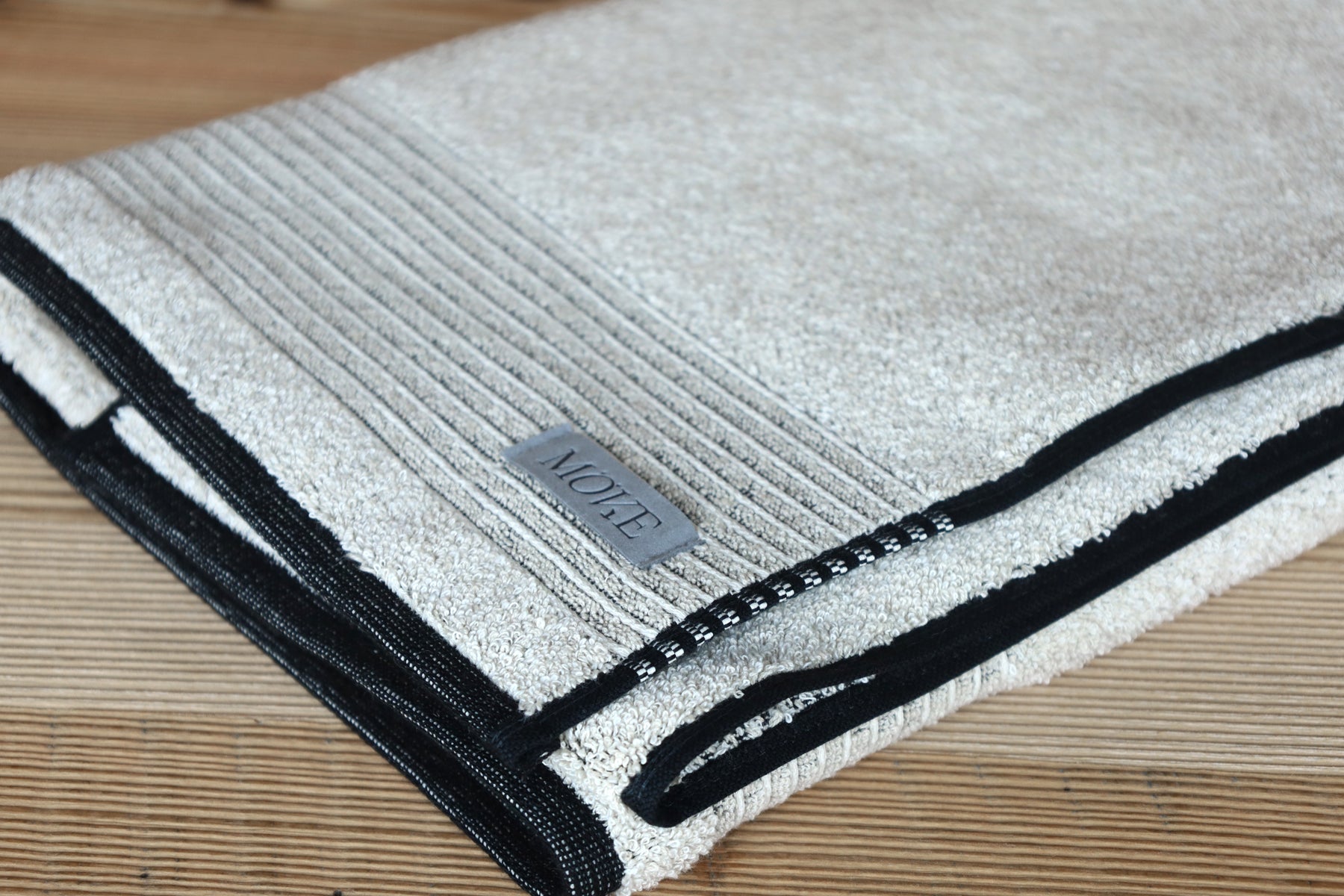 Saunatuch nature-black mit Biese