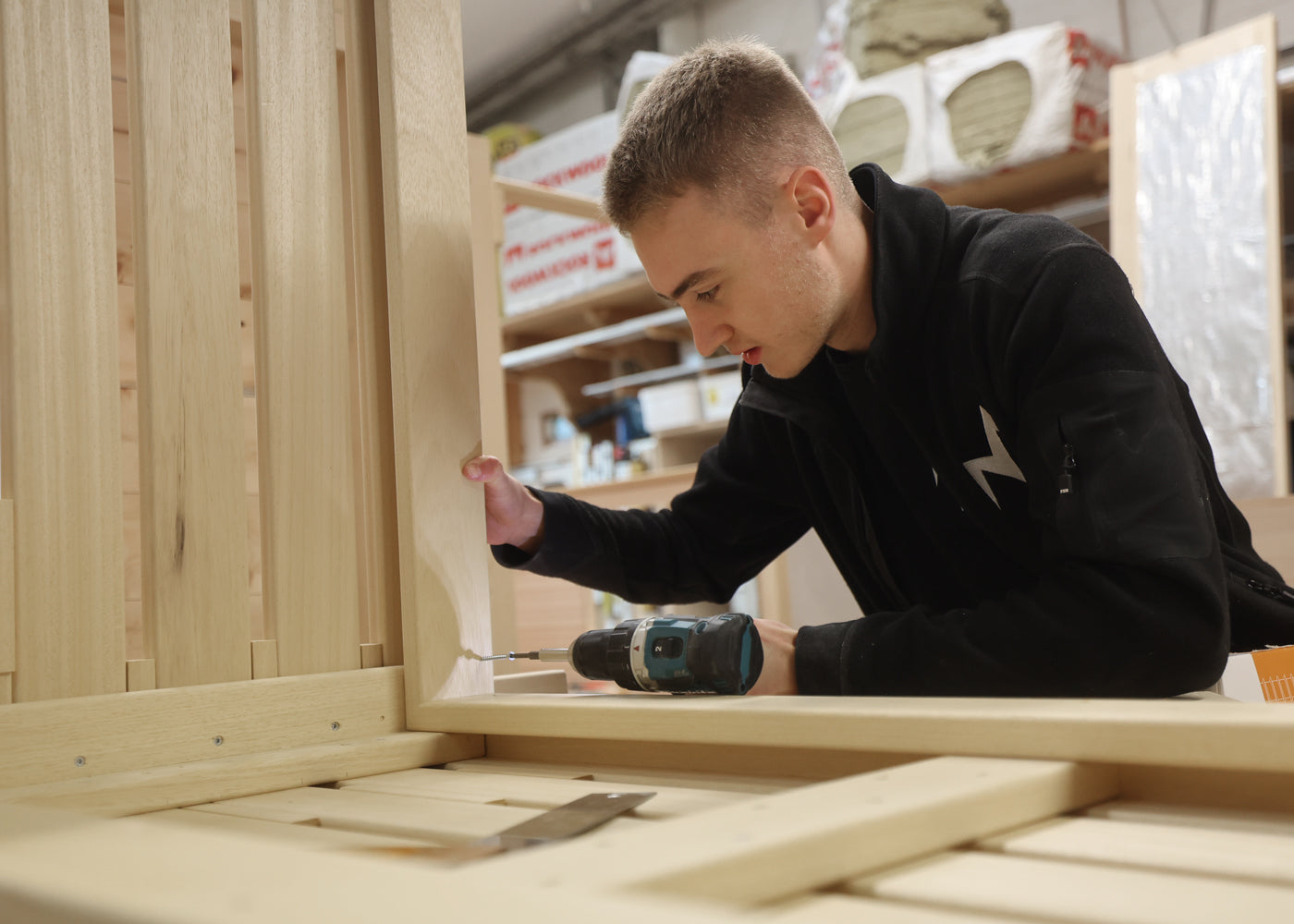 Schreiner in Werkstatt beim Bearbeiten der Saunabänke