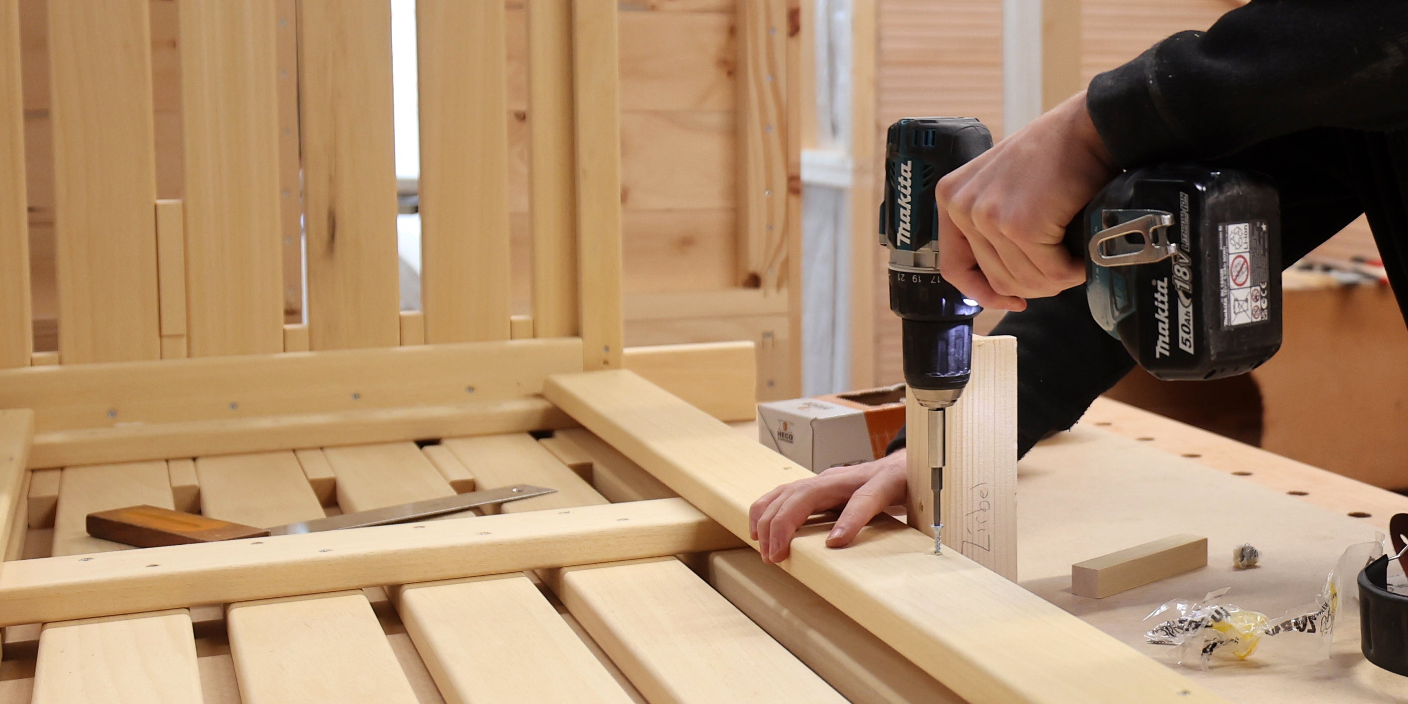 Werkstatt, Schreiner beim Bohren an Saunabank