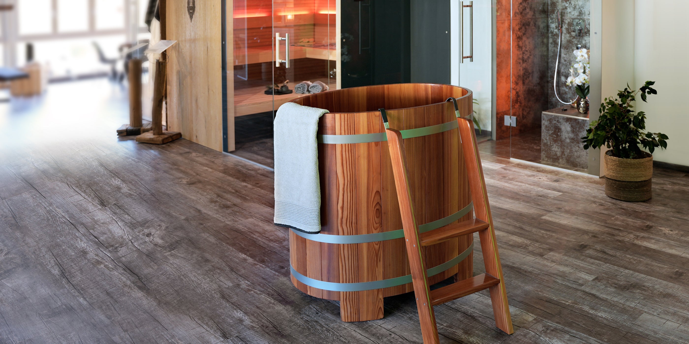 Watertub mit Leiter im Wellnessbereich