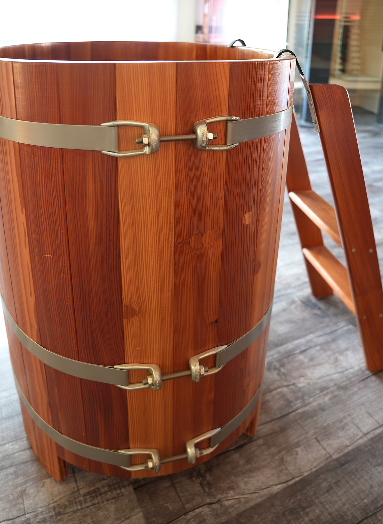 Watertub im Wellnessbereich mit Bandstahlreifen