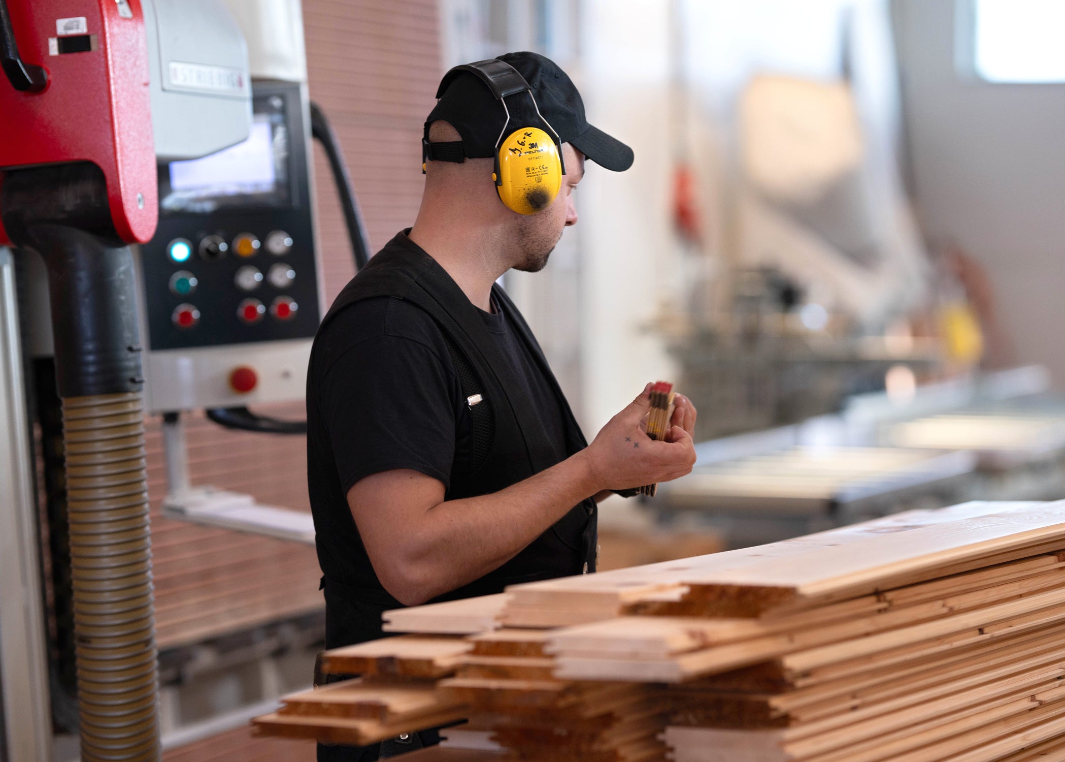 Werkstatt von Manz Döbele in Murg am Hochrhein, Mitarbeiter in Werkstatt, Saunen Made in Germany