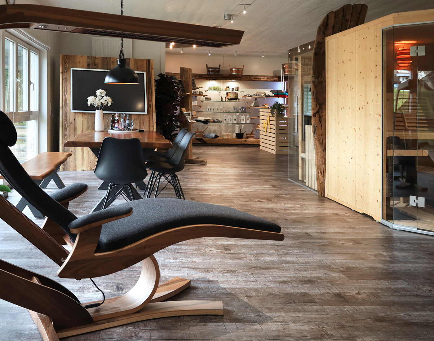 Showroom in Murg am Hochrhein, Saunen, Infrarotkabinen und Infrarot-Wärmeliegen, Saunazubehör