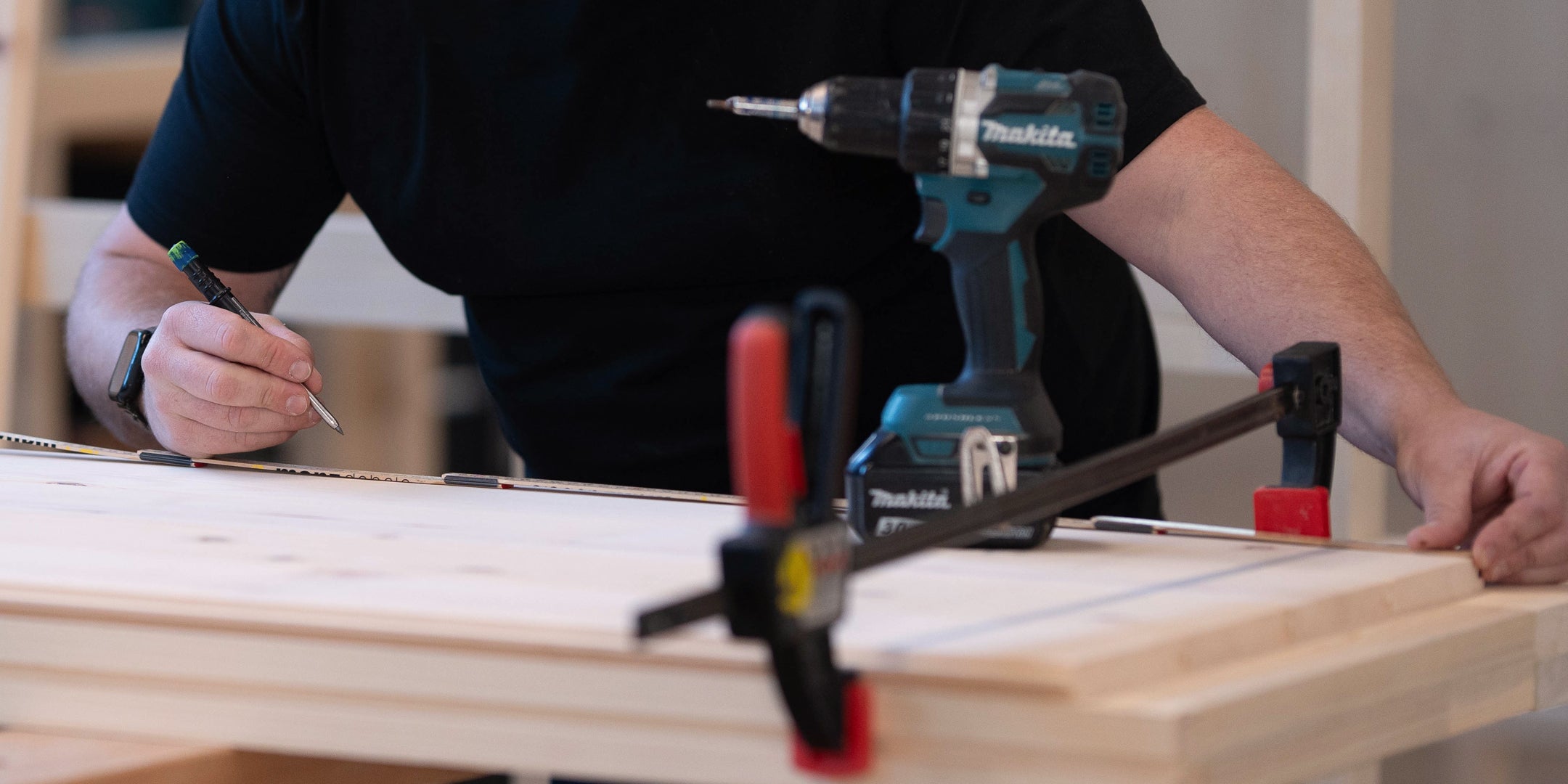 Mitarbeiter in Werkstatt beim Messen, Präzession und Qualität, alles über unsere Firma