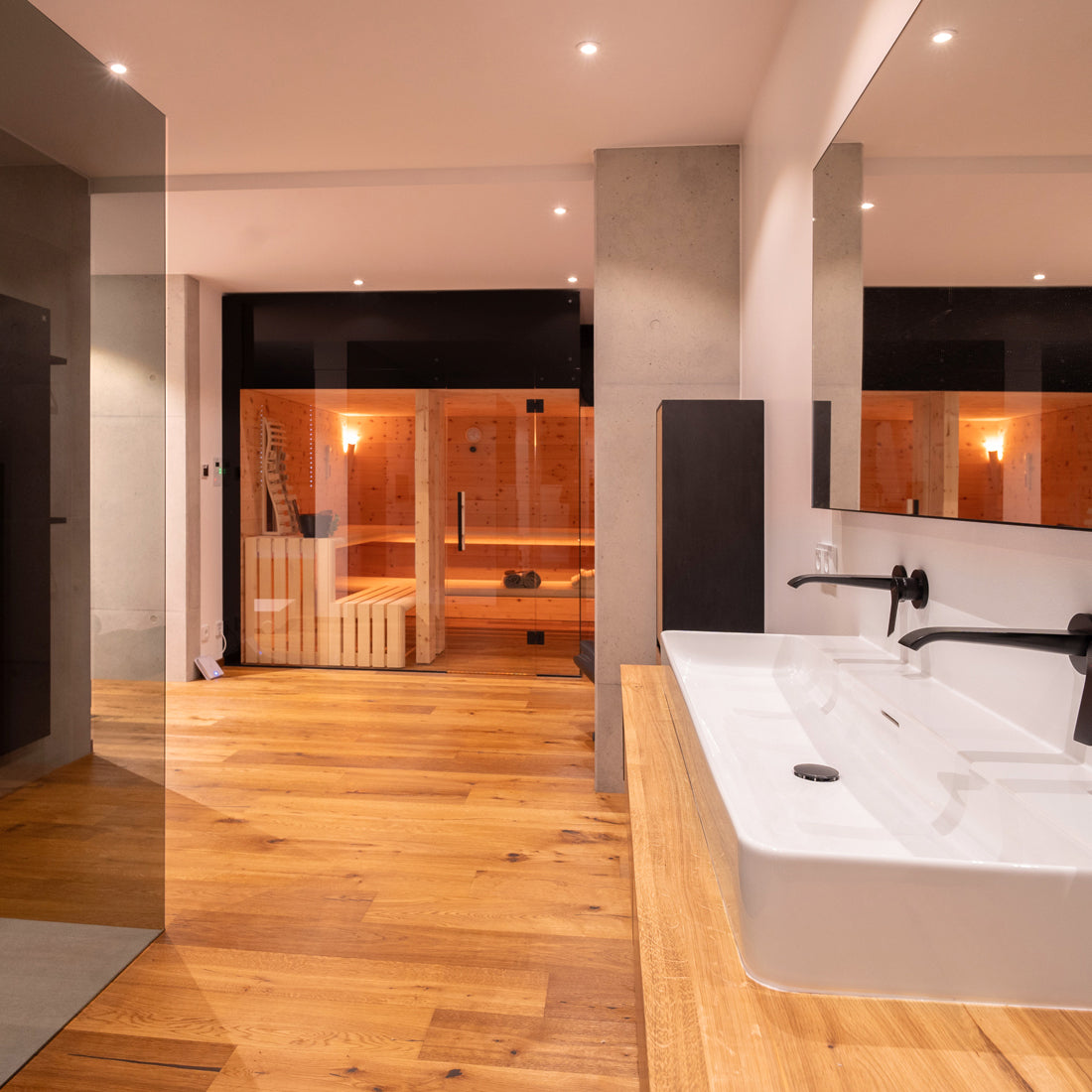 Innensauna in Zirbenholz und Infrarotsitzplatz in Badezimmer