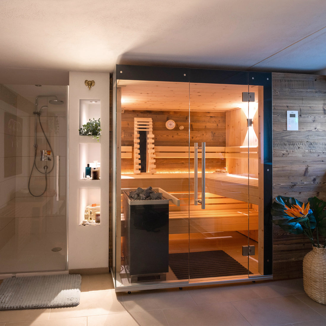 Innensauna mit Altholz und Infrarotsitzplatz